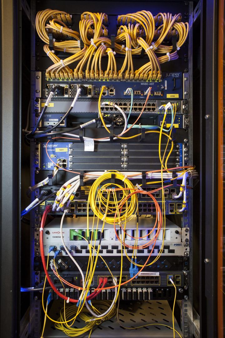 NetFactor veri merkezinde kablolanmış bir sunucu kabini